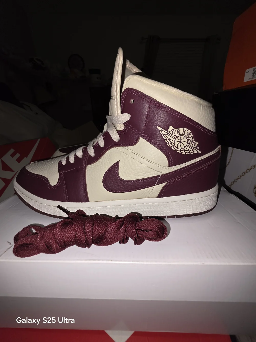 Wmns/Mens Air Jordan 1Mid SE Burgundy & Cream. New In Box 10.5M/12W. MFRP:$225
